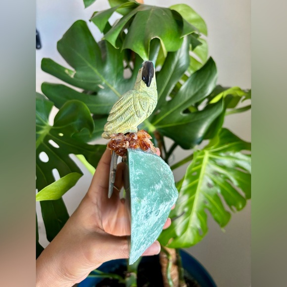 Parrot Carving on Aventurine - Picture 3 of 8